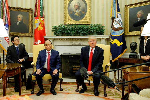 Những hình ảnh ấn tượng trong chuyến thăm Mỹ của Thủ tướng Nguyễn Xuân Phúc - 6
Hai nhà lãnh đạo phát biểu trước đông đảo báo giới (Ảnh: Reuters)