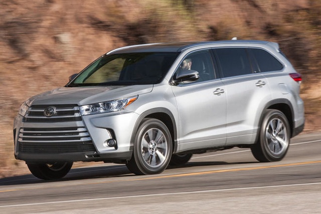 Những mẫu SUV và crossover an toàn nhất năm 2017 - 15
Toyota Highlander 2017 đã được nâng cấp động cơ so với bản 2016, trừ phiên bản tiêu chuẩn LE vẫn dùng động cơ 4 xi-lanh 2.7L công suất 185 mã lực kết hợp hệ dẫn động cầu trước và hộp số tự động 6 cấp. Từ phiên bản LE Plus trở lên được trang bị động cơ V6 3.5L mới, có hệ thống phun nhiên liệu phức tạp và công nghệ dừng-khởi động. Động cơ này cho công suất cao hơn 25 mã lực và mô-men xoắn cao hơn 15 lb-ft, lên mức 295 mã lực và mô-men xoắn 263 lb.-ft, kết hợp hộp số tự động 8 cấp và hệ dẫn động 4 bánh. Bản Hybrid cũng có công suất tăng 26 mã lực lên 306 mã lực.