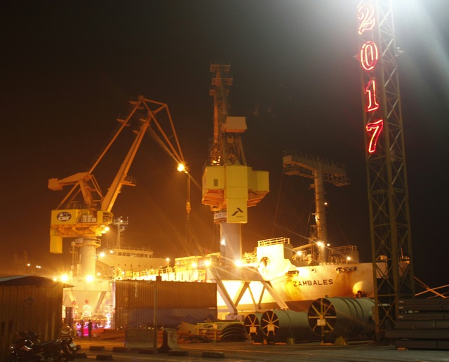 Cảng Hải Phòng đón mã hàng đầu năm, đúng thời khắc giao thừa - 1
Đón mã hàng đầu tiên của năm 2017 tại Cảng Hải Phòng. (Ảnh: H.S)