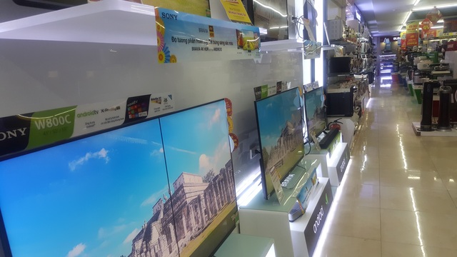 Loạn giá TV 4K mùa cuối năm: Khách hàng cần tỉnh táo! - 1
TV 4K đang dần trở nên phổ biến với giá thành ngày càng rẻ.