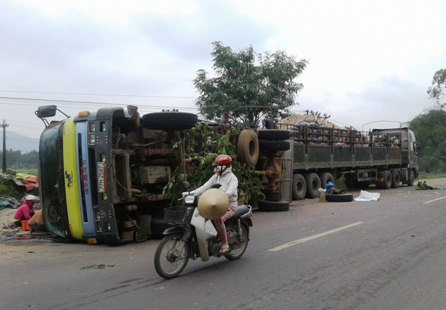 Xe tải nổ lốp nằm “phơi bụng” trên quốc lộ, tài xế thoát nạn - 1 Xe tải nổ lốp lật nghiêng trên QL 19, chỉ cách cầu khoảng 20 mét, nếu không chưa biết vụ TNGT sẽ nghiêm trọng ra sao.