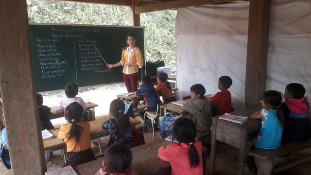 
Cô Lò Thị Lợi đang dạy tại lớp học trưng dụng từ nhà trưởng bản Giàng A Chứ
