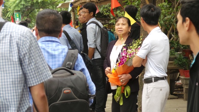 
Người dân Đồng Tâm chuẩn bị hoa tặng các lãnh đạo thành phố.
