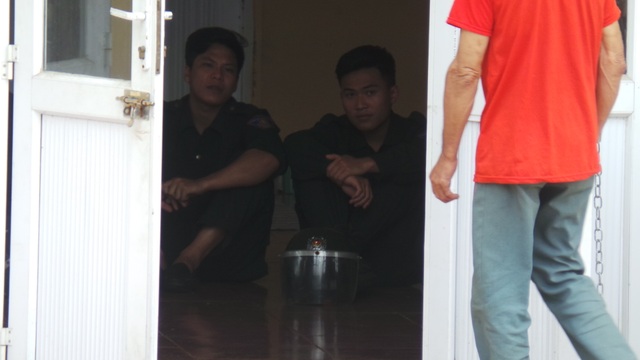 Không truy cứu trách nhiệm hình sự người dân xã Đồng Tâm - 2
Các chiến sĩ CSCĐ chờ đợi kết quả buổi làm việc giữa lãnh đạo TP với người dân Đồng Tâm (Ảnh: Tiến Nguyên)