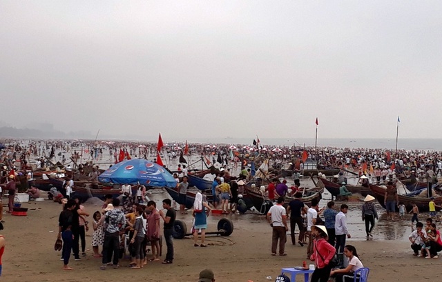 Thanh Hóa: Ngư dân hồ hởi ra khơi trong Ngày quốc tế lao động 1/5 - 1 Không khí lao động vẫn hăng say ngay giữa khu đô thị du lịch Sầm Sơn