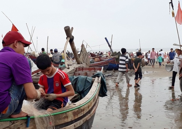 Thanh Hóa: Ngư dân hồ hởi ra khơi trong Ngày quốc tế lao động 1/5 - 8 Vơi ngư dân vùng biển dường như chẳng có ngày nghỉ lễ