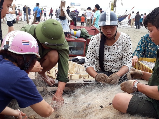 Thanh Hóa: Ngư dân hồ hởi ra khơi trong Ngày quốc tế lao động 1/5 - 7 Khung cảnh lao động như những ngày thường