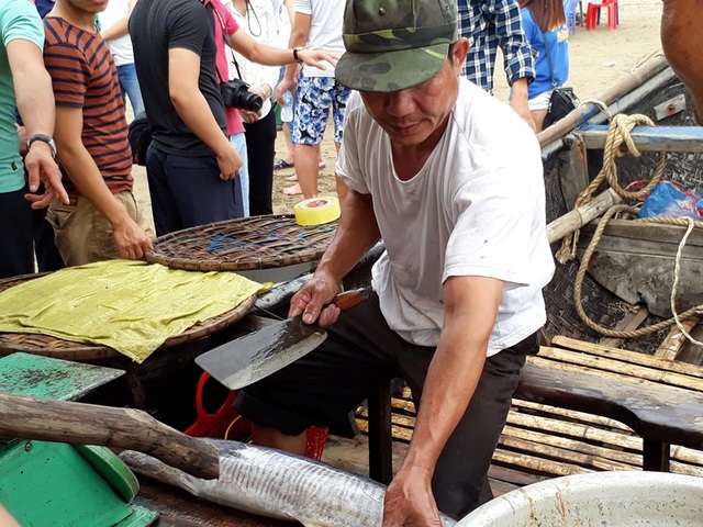 Thanh Hóa: Ngư dân hồ hởi ra khơi trong Ngày quốc tế lao động 1/5 - 6 Những con cá tươi rói được bán cho du khách