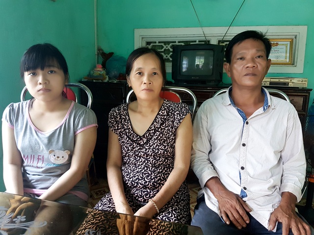 Ước mơ thành bác sĩ còn xa của cô học trò nghèo đạt 29,1 điểm - 2 Em Thanh và bố mẹ