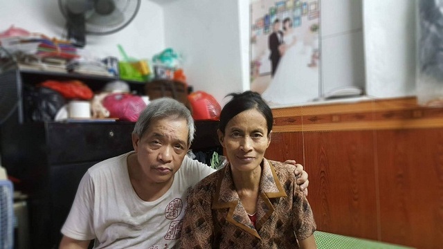 Tình yêu khó tin của chàng trai phố cổ và cô gái bán hàng rong - 1 Hai vợ chồng ông Hùng - bà Chính trong căn nhà nhỏ 9 mét vuông ở phố cổ. Ảnh: Hồ Mặc Mặc