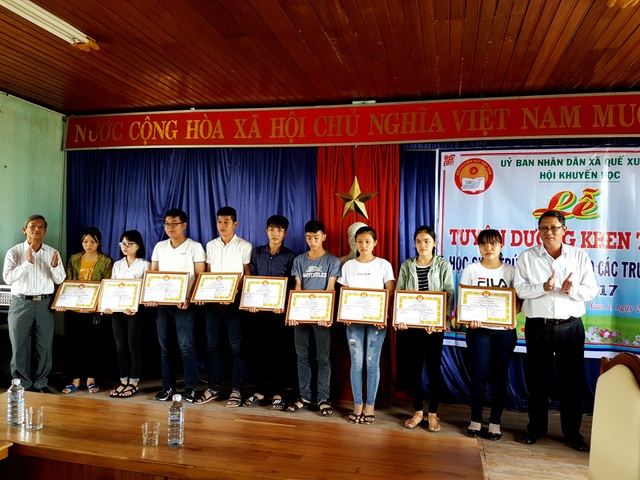 Quảng Nam: Xã nghèo tuyên dương học sinh thi đỗ đại học - 1
Các em học sinh thi đỗ Đại học được tuyên dương khen thưởng của Hội Khuyến học xã Quế Xuân 1 chiều 29/8