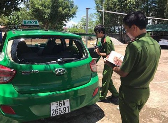 Truy tìm nhóm người bịt mặt dùng súng bắn 3 người trọng thương - 2 Chiếc xe taxi bị hư hỏng