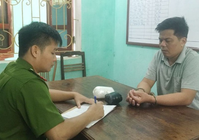 Mua ma túy của người nước ngoài về bán - 1 Lực lượng công an đang làm việc với đối tượng Hà Văn Tấm
