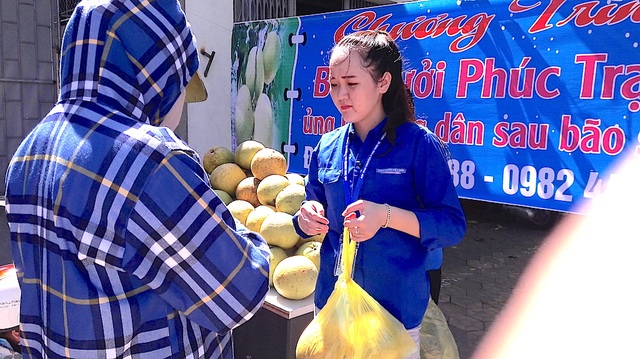 Chung tay giúp đỡ bà con vùng bưởi Phúc Trạch sau bão số 10 - 3 Chung tay giúp đỡ bà con vùng bưởi Phúc Trạch sau bão số 10 - 3