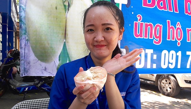 Chung tay giúp đỡ bà con vùng bưởi Phúc Trạch sau bão số 10 - 6 Bạn Cẩm Vân giới thiệu bưởi Phúc Trạch đến người dân TP Vinh.