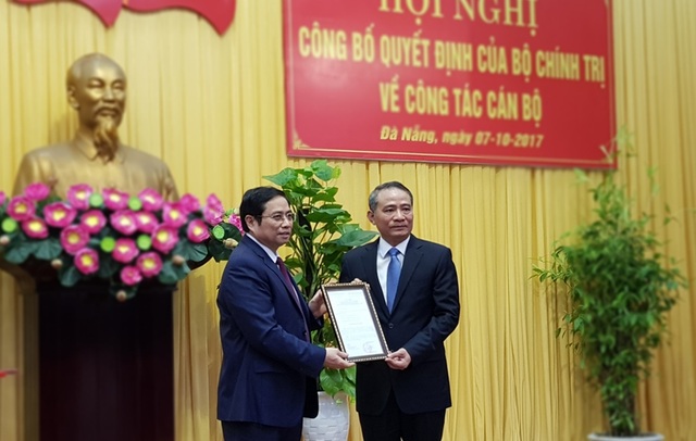 Ông Trương Quang Nghĩa không nghĩ sẽ quay lại Đà Nẵng trên cương vị Bí thư Thành ủy - 1 Ông Phạm Minh Chính trao Quyết định của Bộ Chính trị phân công ông Trương Quang Nghĩa giữ chức Bí thư Thành ủy Đà Nẵng