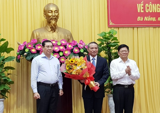 Ông Trương Quang Nghĩa không nghĩ sẽ quay lại Đà Nẵng trên cương vị Bí thư Thành ủy - 3 Ông Võ Công Trí (bên phải) - Phó Bí thư Thành ủy Đà Nẵng và ông Huỳnh Đức Thơ - Phó Bí thư Thành ủy, Chủ tịch UBND TP Đà Nẵng tặng hoa chúc mừng ông Trương Quang Nghĩa - tân Bí thư Thành ủy Đà Nẵng