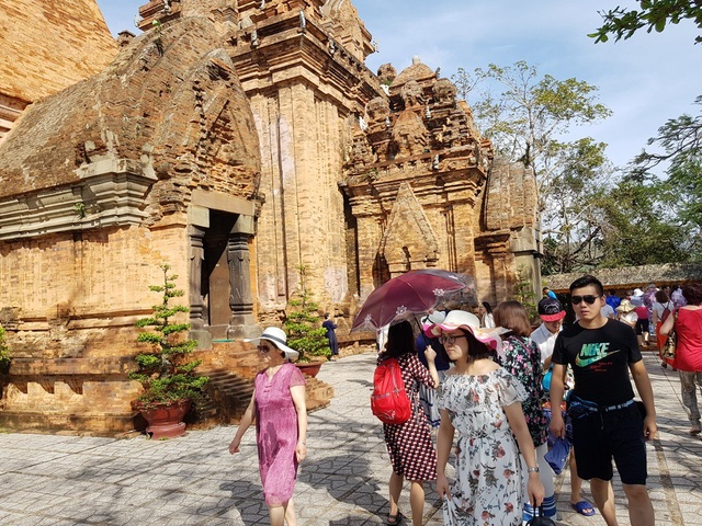 Dự báo khách đến Nha Trang dịp Tết dương lịch tăng nhẹ - 1 Du khách tại tháp bà Ponagar Nha Trang (Khánh Hòa) những ngày gần đây
