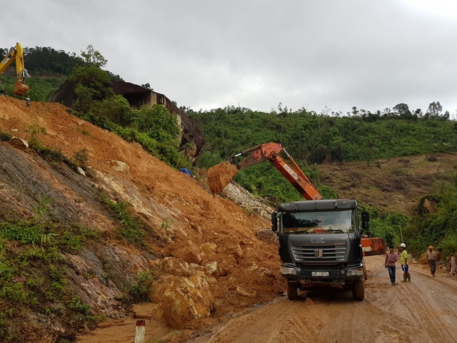 Đường Nha Trang - Đà Lạt lại bị sạt lở, tắc đường hơn một giờ - 1
Lực lượng thi công đang khắc phục sạt lở trên đèo Khánh Lê thuộc quốc lộ 27C - đường nối Nha Trang - Đà Lạt, vào những ngày gần đây