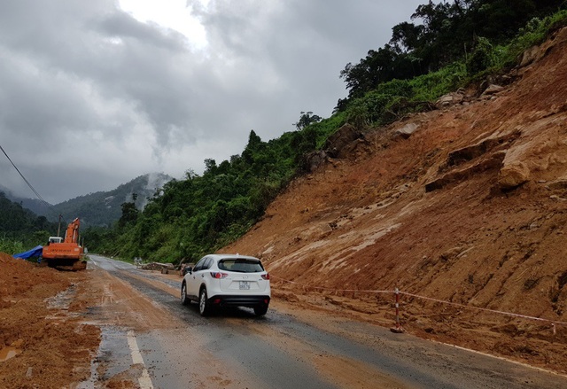 Cảnh báo hạn chế lưu thông trên tuyến đèo nối Nha Trang - Đà Lạt - 2 Thời gian gần đây, quốc lộ 27C thường hay xảy ra sạt lở nghiêm trọng sau khi có mưa lớn kéo dài