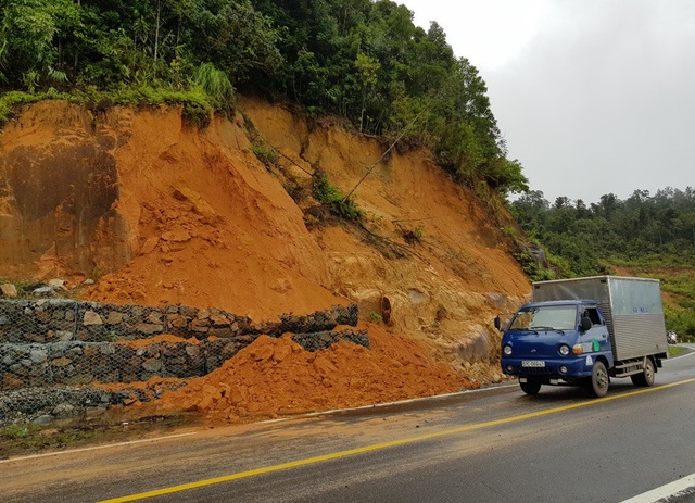 Vụ sạt lở 7.000m3 đất đá: Thông một làn đường tuyến đèo Nha Trang - Đà Lạt - 2 Hiện nay, nhiều điểm trên đèo Khánh Lê tiếp tục có nguy cơ sạt lở do mưa lớn kéo dài vào những ngày đầu tháng 12