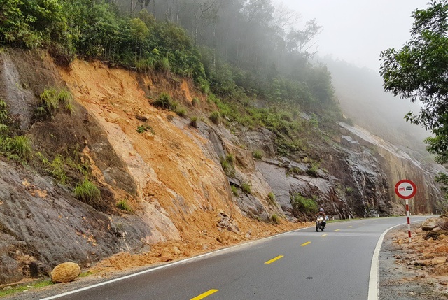 Mưa lớn, đường Nha Trang - Đà Lạt sạt lở hàng loạt - 6 Những ngày qua, mưa lớn khiến nhiều điểm núi trên đường Nha Trang - Đà Lạt ngậm nước, có thể sạt lở bất cứ lúc nào