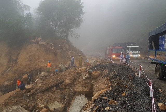 Mưa lớn, đường Nha Trang - Đà Lạt sạt lở hàng loạt - 7 Tại Km57, một đôi nam nữ bị hất xuống vực do mưa lớn. Hiện nay, thi thể nạn nhân nữ đã được tìm thấy, còn nam thanh niên đang mất tích