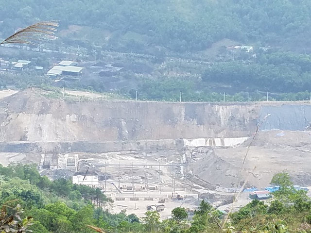 Hàng chục tỉ đồng trả thừa cho chủ bãi mà rác chưa được đốt - 1 Chỉ thấy những hố lớn sâu hoắm