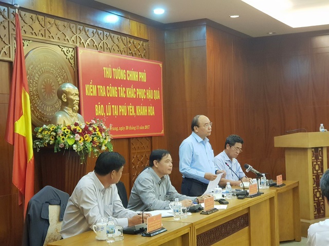 Thủ tướng: “Từ nay đến Tết không để người dân bị thiếu đói do bão số 12” - 1 Thủ tướng Nguyễn Xuân Phúc cùng đoàn công tác làm việc với Khánh Hòa - Phú Yên liên quan đến công tác khắc phục hậu quả bão lũ, chiều 30/11