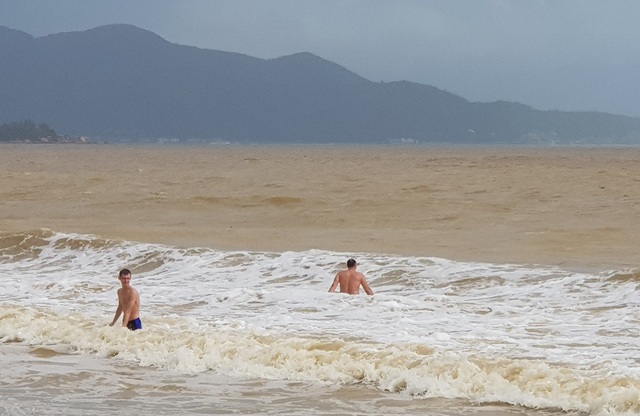 Nha Trang: Sóng lớn, du khách thản nhiên tắm biển dù bị nghiêm cấm - 3 Nha Trang: Sóng lớn, du khách thản nhiên tắm biển dù bị nghiêm cấm - 3