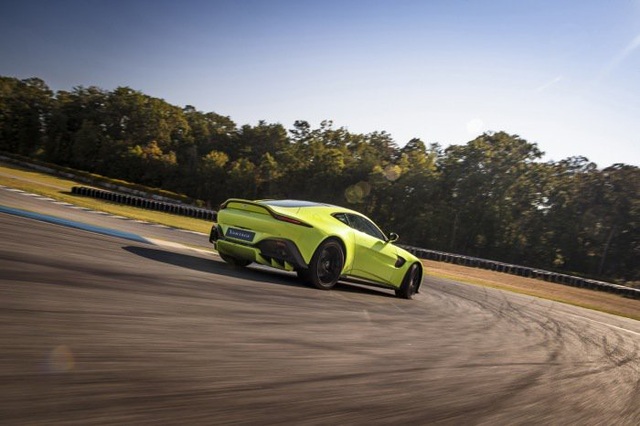 Aston Martin Vantage trở lại với động cơ AMG - 9 Aston Martin Vantage trở lại với động cơ AMG - 9