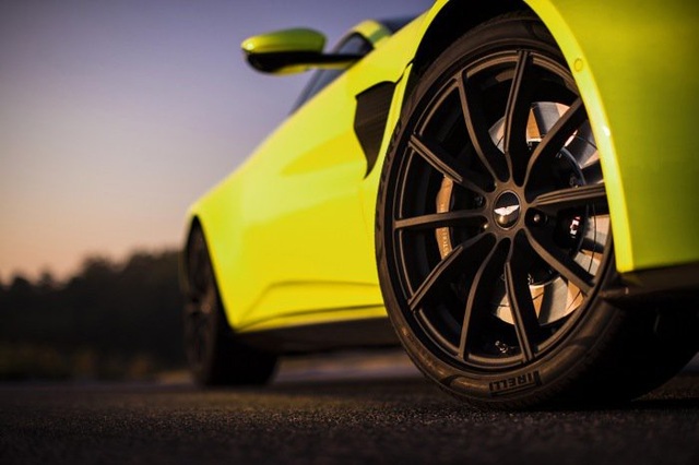 Aston Martin Vantage trở lại với động cơ AMG - 8 Aston Martin Vantage trở lại với động cơ AMG - 8