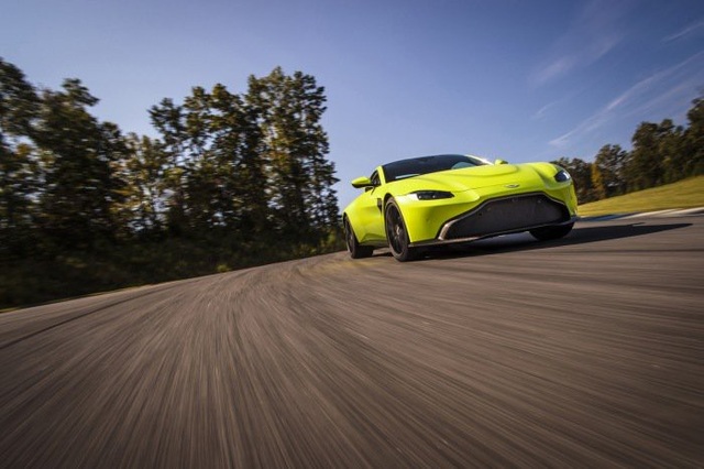 Aston Martin Vantage trở lại với động cơ AMG - 1 Aston Martin Vantage trở lại với động cơ AMG - 1
