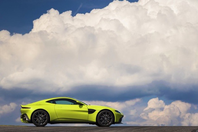 Aston Martin Vantage trở lại với động cơ AMG - 7 Aston Martin Vantage trở lại với động cơ AMG - 7