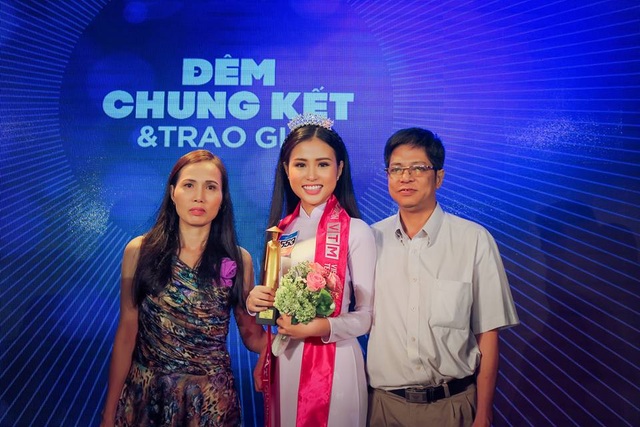 Cô gái 16 tuổi, cao 1m70 đăng quang "Gương mặt nữ sinh áo dài 2017" - 3 Thanh Hằng và người thân