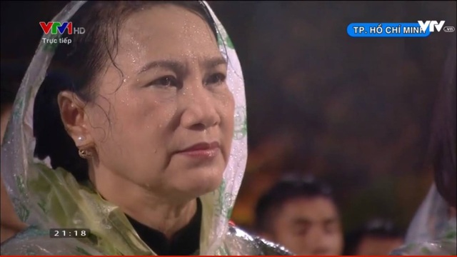 Thư về với mẹ khi con đã hy sinh! - 15
Chủ tịch Quốc hội Nguyễn Thị Kim Ngân với xúc cảm sâu lắng khi tiếng hát về chị Võ Thị Sáu vang lên. (Ảnh: Nguyễn Dương)