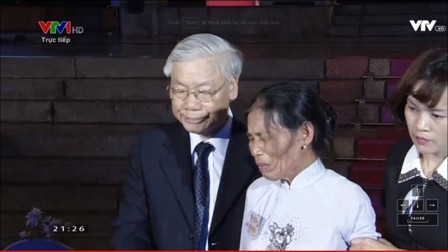 Thư về với mẹ khi con đã hy sinh! - 14
Tổng Bí thư Nguyễn Phú Trọng trực tiếp bước lên sân khấu chia sẻ nỗi xúc động, đỡ bà Khanh xuống ghế ngồi. (Ảnh: Nguyễn Dương)