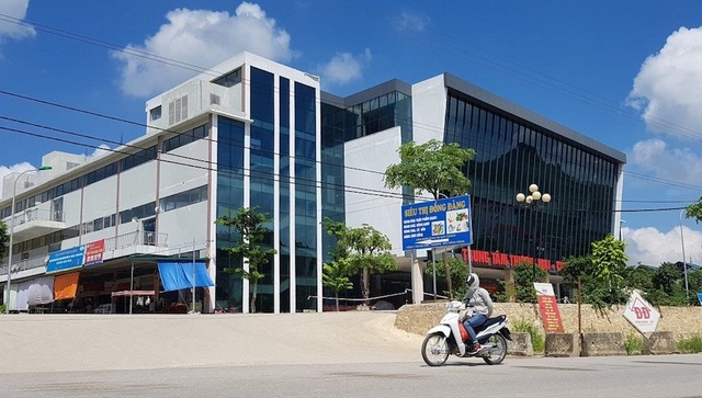 Lạng Sơn: Thu hồi đất xây dựng công viên cây xanh tại Đồng Đăng là phù hợp với thực tế! - 3 Trung tâm thương mại mới được xây dựng khang trang, nhằm thay thế cho chợ Đồng Đăng cũ.