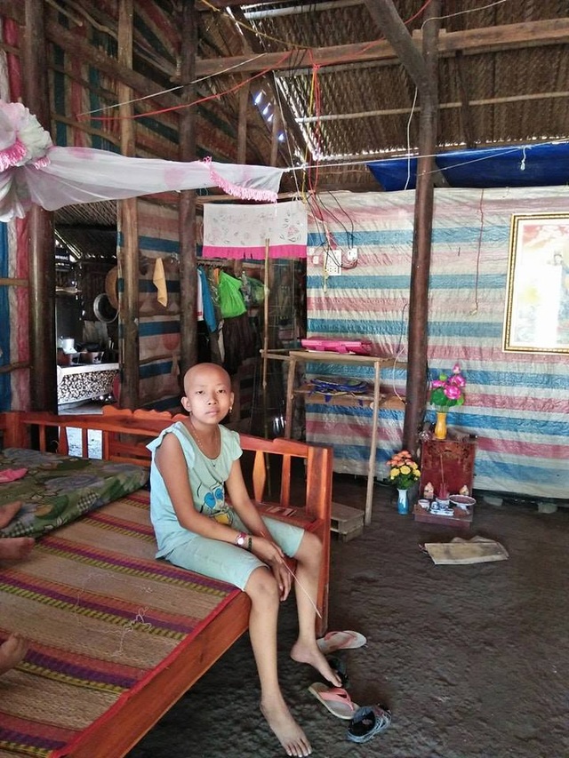 Nhà nghèo, cha bệnh, bé gái bị ung thư vật vờ chờ chết - 5 Những tài sản quý giá nhất trong căn nhà lá nền đất