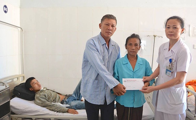 Câu chuyện cảm động về cậu bé Lào dũng cảm chống chọi bệnh ung thư - 3
Bên cạnh đó, Ban trợ giúp xã hội của bệnh viện đa khoa Nghệ An chia sẻ thêm gia đình Phống.