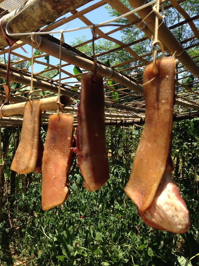 Nắng nóng cao điểm, bà nội trợ “rộ” trào lưu "thịt một nắng trên sân thượng" - 3 Thịt một nắng của chị Hoàng Thị Sơn (Phú Thọ)