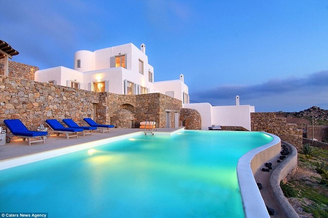 4. Biệt thự nằm trên đảo Mykonos, Hy Lạp có giá 3,2 triệu euro (tương đương 82 tỷ đồng). Biệt thự có diện tích 670m2 với một bể bơi rộng. Khung cảnh biển đảo tuyệt đẹp và tĩnh lặng trải ra khắp chung quanh khiến chủ nhân tưởng như mình được sống nơi “thiên đường”.