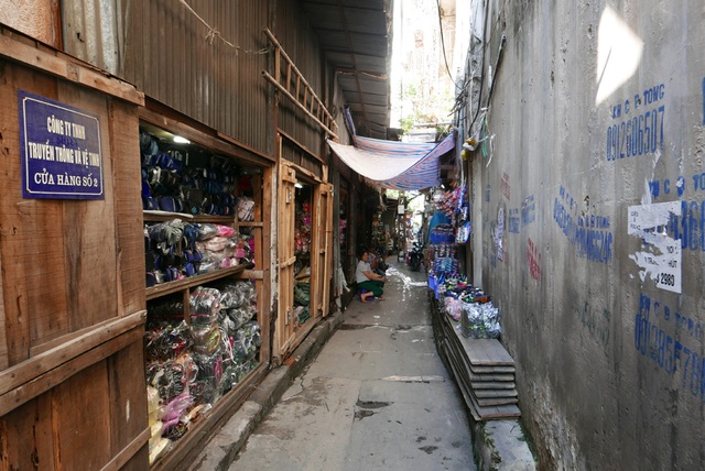 Nhịp sống quanh cây cầu đường sắt trăm tuổi ở Hà Nội - 9
Ở đoạn cầu từ phố Hàng Lược đến ga Long Biên, dưới các ô vòm bịt kín là các ki-ốt kinh doanh tồn tại cũng đã nhiều năm.