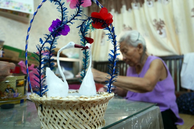 Người làm thiên nga bông cuối cùng ở phố cổ Hà Nội - 11
Thời bao cấp, những giỏ thiên nga bông bày bán trên phố là mơ ước của các bé gái.