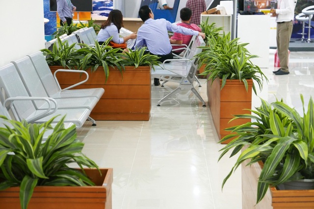Bên trong Trung tâm báo chí APEC có sức chứa 3.000 người - 13
Một góc xanh bên trong tòa. Đây là nơi bố trí ghế chờ cho các nhà báo.
