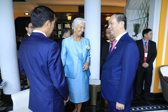 Phiên họp quan trọng nhất của các lãnh đạo APEC - 23
Chủ tịch Trần Đại Quang trò chuyện với các nhà lãnh đạo (Ảnh: Ban tổ chức APEC Việt Nam 2017)