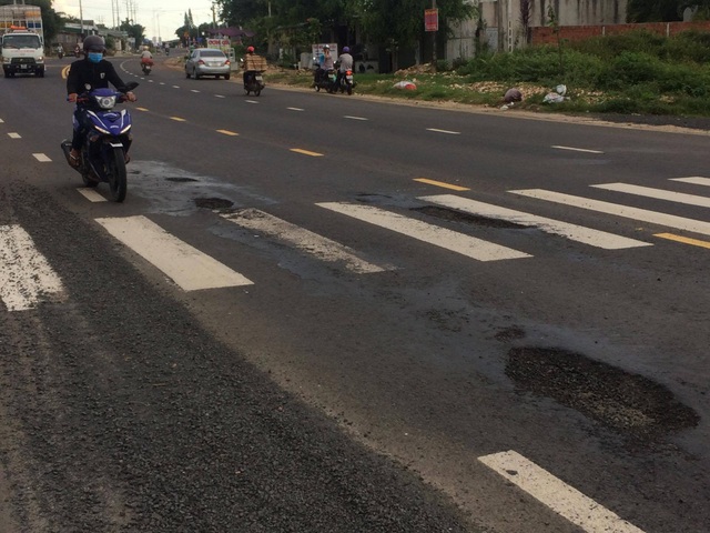 Nâng cấp 19 km đường, lập... 2 trạm thu phí (!) - 3
Một số đoạn đường thuộc dự án nâng cấp, cải tạo QL 26 của Cico xuất hiện ổ gà, hư hỏng