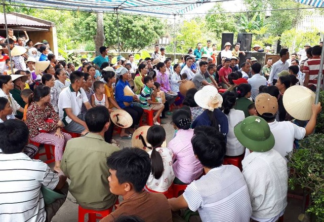 Tạm dừng việc sáp nhập trường - 1 Người dân tham dự buổi đối thoại với lãnh đạo huyện Quảng Xương