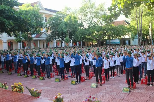 Cả trường đội mũ cối trong ngày khai giảng - 3 Cả trường đội mũ cối trong ngày khai giảng - 3