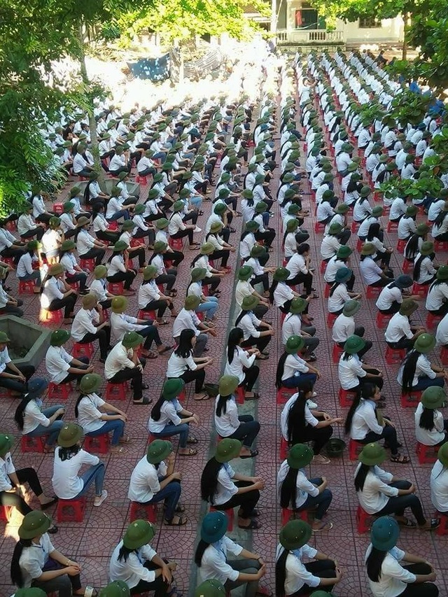 Cả trường đội mũ cối trong ngày khai giảng - 6 Cả trường đội mũ cối trong ngày khai giảng - 6